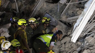 Спасители са открили признаци на живот под развалините на небостъргача
