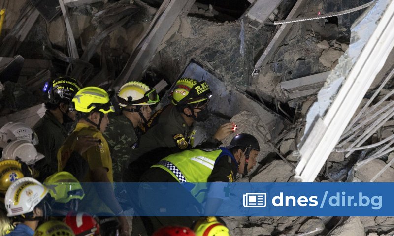Спасители са открили признаци на живот под развалините на небостъргача
