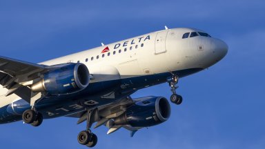 Пътнически самолет на Delta Air Lines излитащ от националното летище