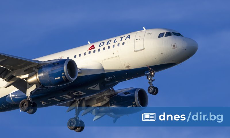 Самолет със стотици пътници на борда е бил принуден да