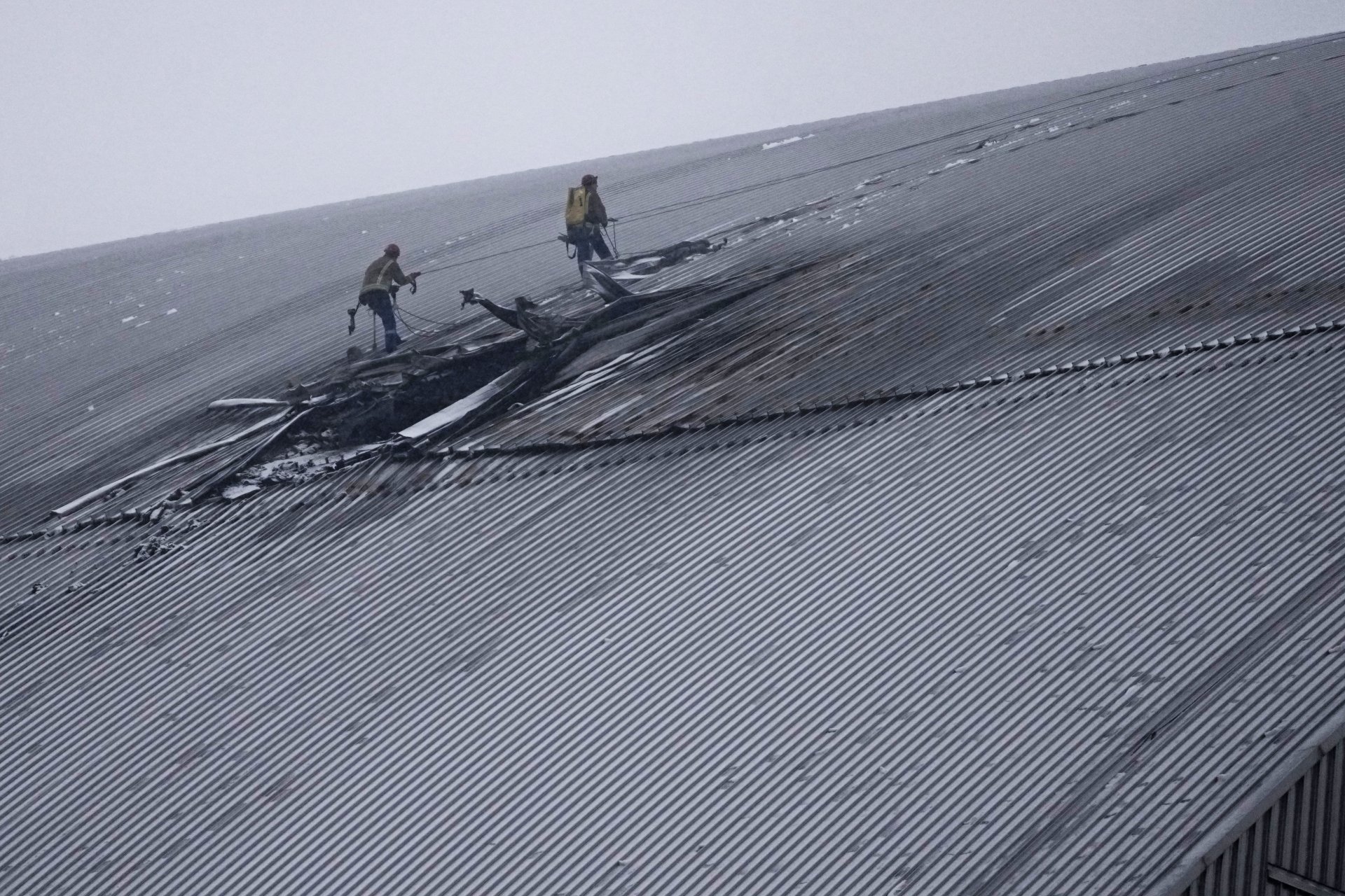 Зейналата дупка в защитното покритие на повредения четвърти блок на изведената от експлоатация атомна електроцентрала в Чернобил след атака с дрон, Украйна, петък, 14 февруари 2025 г.