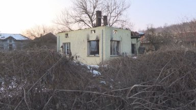 Няма данни за насилствена смърт на откритата в изгоряла къща