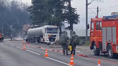 Изтичане на сярна кисела от цистерна наложи блокирането на движението