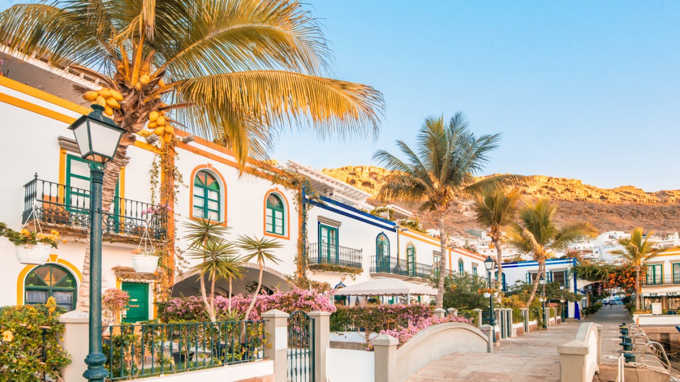 Испански остров наложи глоби до 3000 евро за вейпинг и секс на плажа