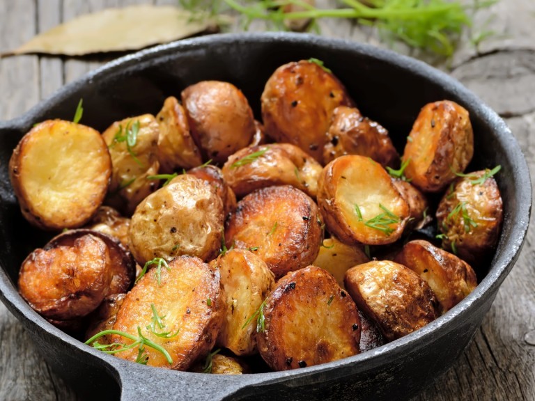 Запечени пресни картофки с див чесън