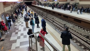 Млада двойка мъж и жена са били нападнати в метрото