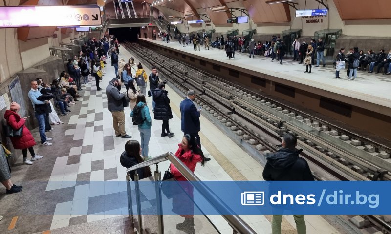 Млада двойка мъж и жена са били нападнати в метрото.