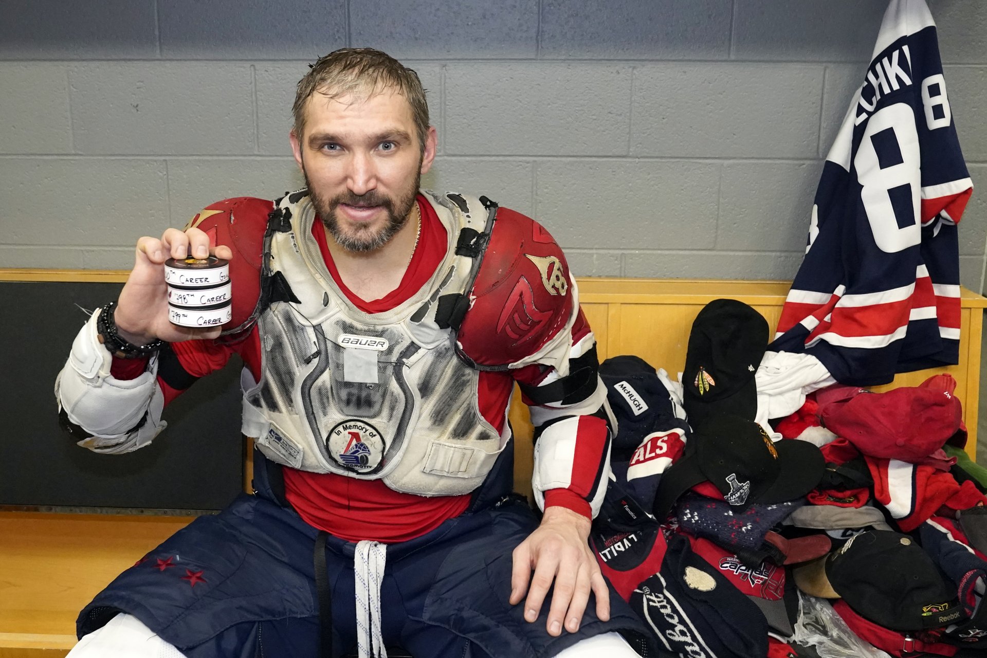 2022 г. - Овечкин държи три шайби в ръцете си в съблекалнята на залата в Чикаго. Току що е вкарал с тях голове №798, №799 и №800 в НХЛ срещу домакините