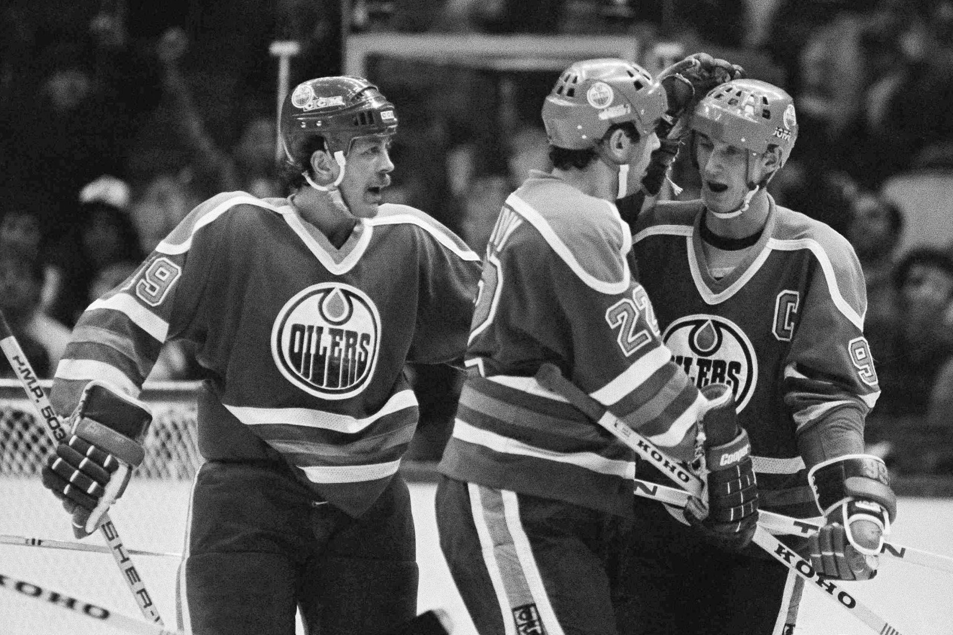 1983 г. - Грецки приема поздравления за гол №300 с екипа на Едмънтън