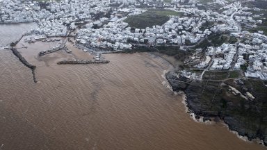 Тежки наводнения и червен код има в части от Гърция