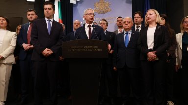 Парламентарната група на ПП ДБ излезе от пленарна зала и обяви