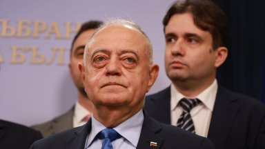 Заради пожара в "ЕМКО": "Демократична България" вика Радев в парламента