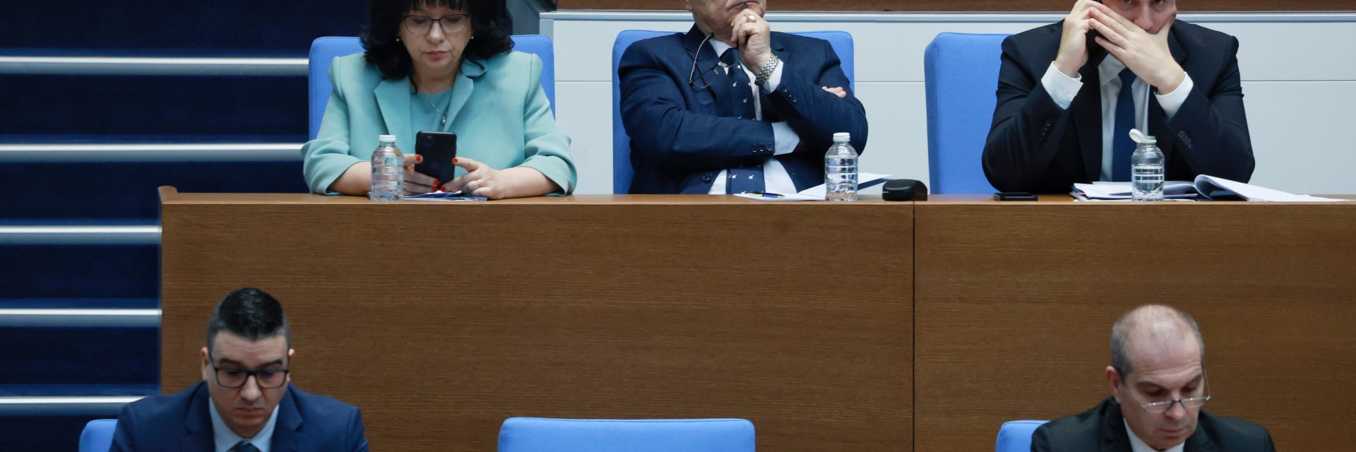 Вял дебат преди вота на недоверие пред почти празна зала