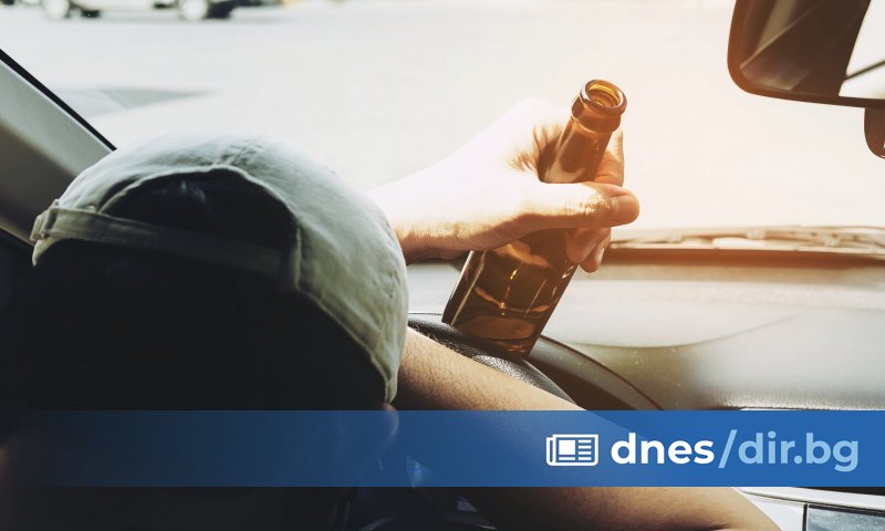 Пиян шофьор на лек автомобил причини катастрофа с два камиона.