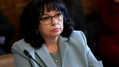 Петкова увери ЕК, че еврото остава ключова цел "въпреки опитите на президента да го отклони"