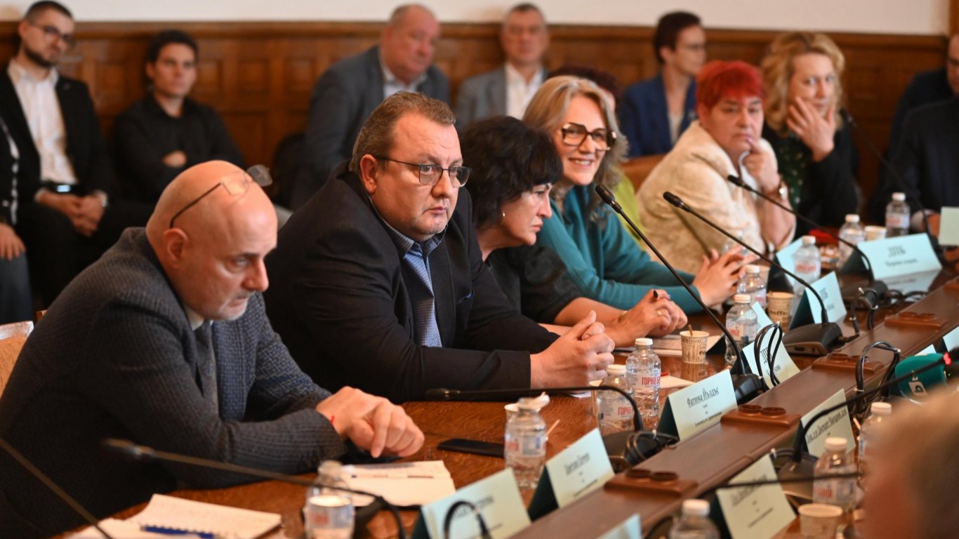 Директорите на държавни психиатрични болници предупредиха, че изнемогват и финансово, и откъм персонал. Готови са и на колективна оставка, ако не бъдат вдигнати заплатите