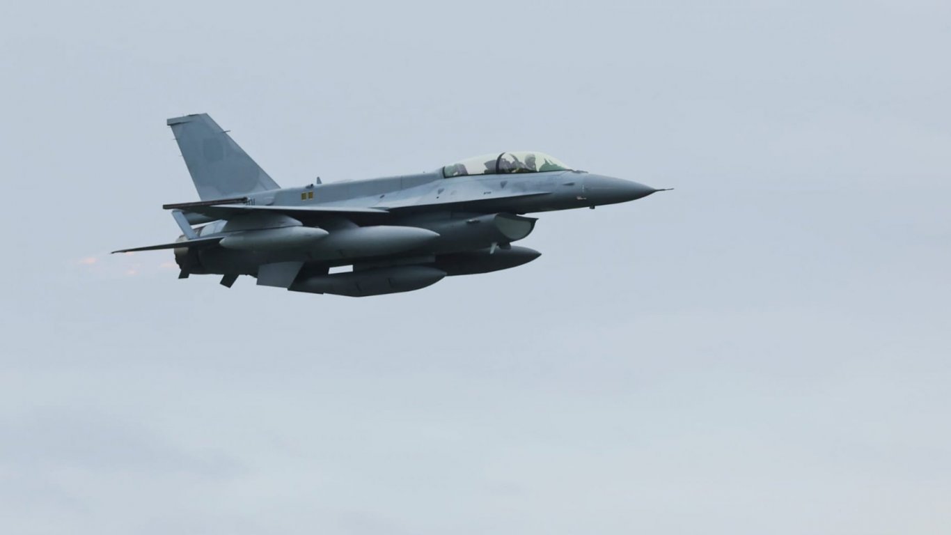 Вторият ни изтребител F-16 лети към България