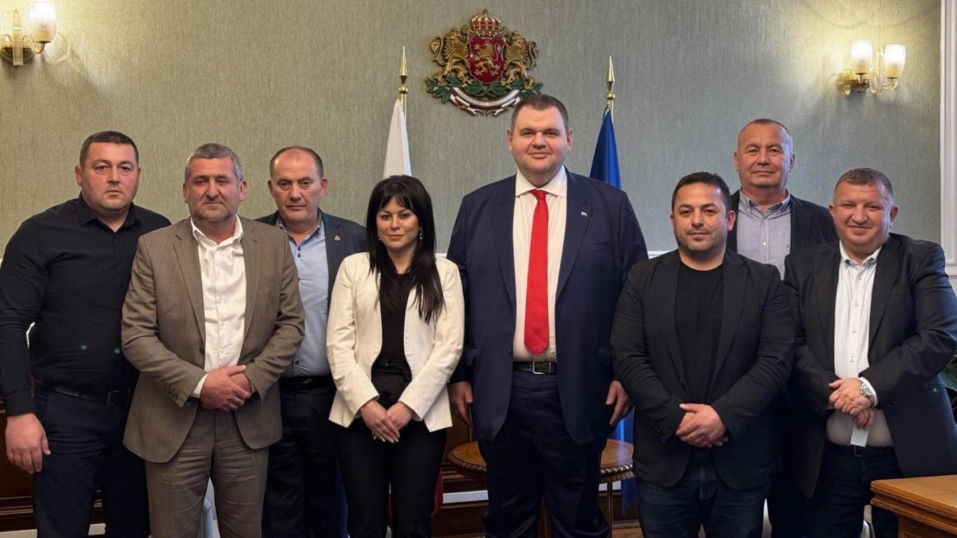 Кметове и активисти в Разградско напуснаха Доган и преминаха в редиците на Пеевски