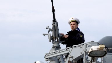 Корабостроителницата и изпълнителят имат различни предизвикателства при строежа на двата