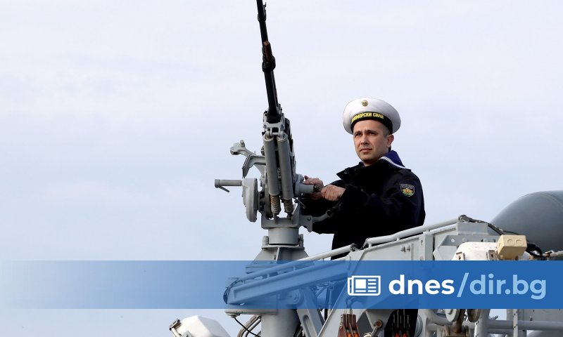 Корабостроителницата и изпълнителят имат различни предизвикателства при строежа на двата