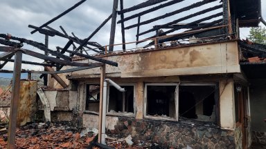 При пожар тази нощ е изгоряла голяма част от двуетажно