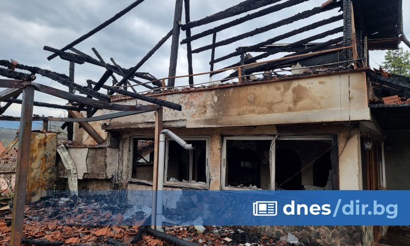 При пожар тази нощ е изгоряла голяма част от двуетажно