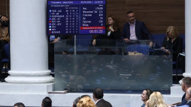 Парламентът гласува в този час втория вот на недоверие към