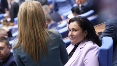 Депутатът от ПГ ГЕРБ СДС Десислава Танева която е със счупен