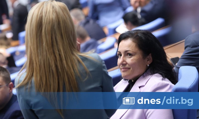 Депутатът от ПГ ГЕРБ-СДС Десислава Танева, която е със счупен