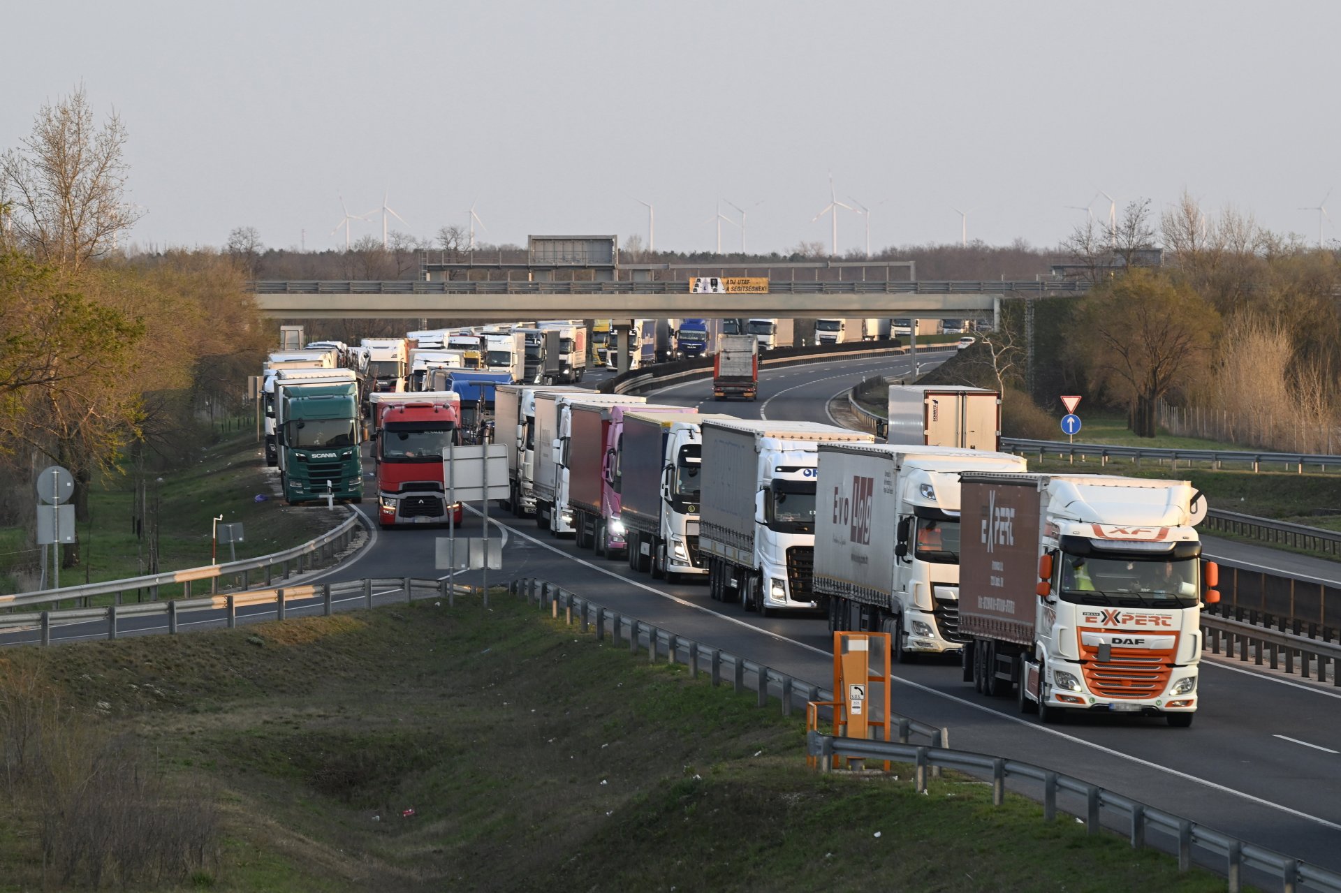Опашка от камиони по пътя, водещ към граничния пункт между Унгария и Словакия в Райка, Унгария, четвъртък, 27 март 2025 г., след като Словакия затегна граничния контрол поради болестта шап