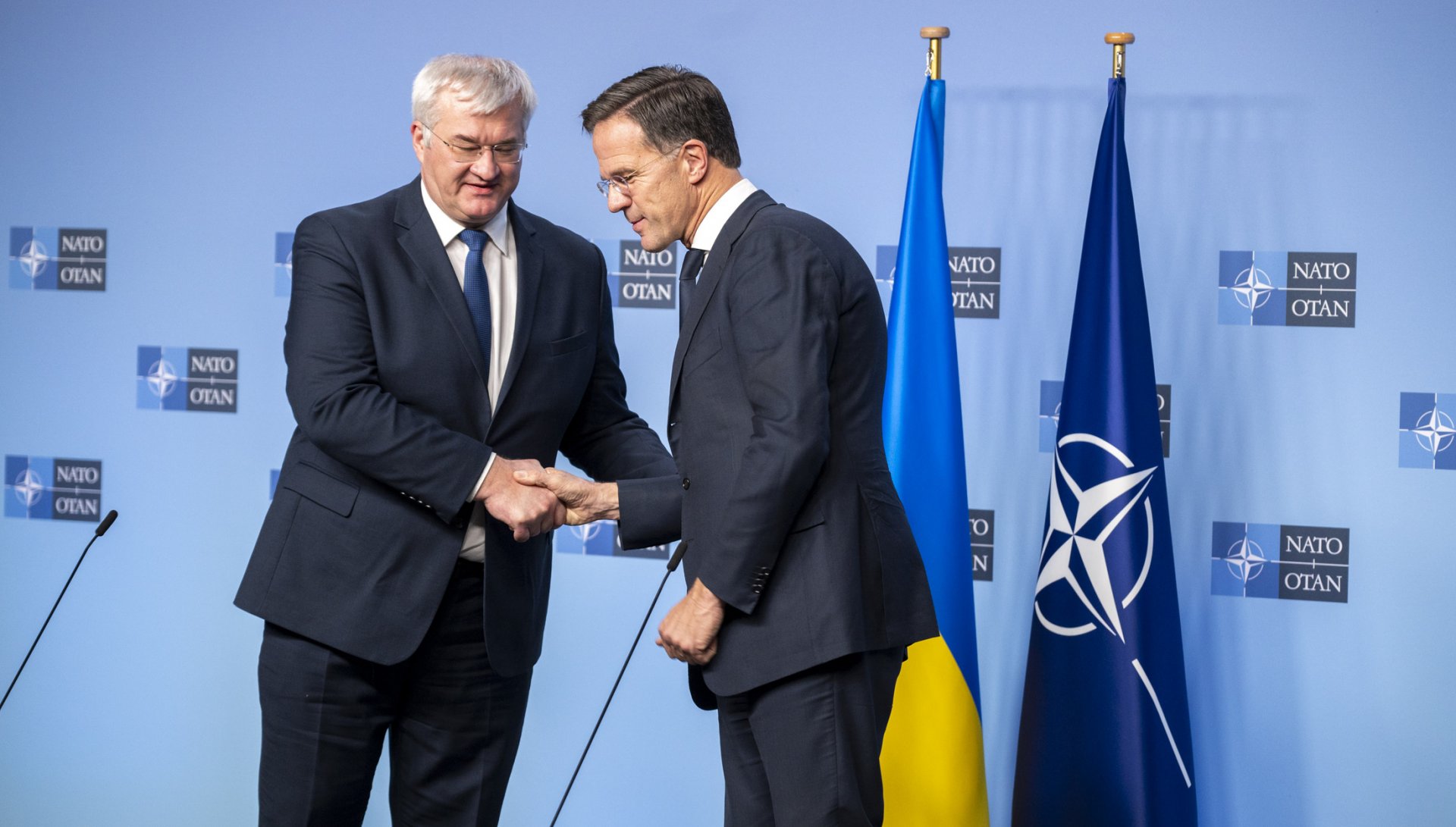 Външният министър на Украйна Андрий Сибиха (вляво) и Марк Рюте