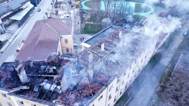 Пожар избухна в гимназията по приложни изкуства в Трявна, евакуираха децата (видео/снимки)