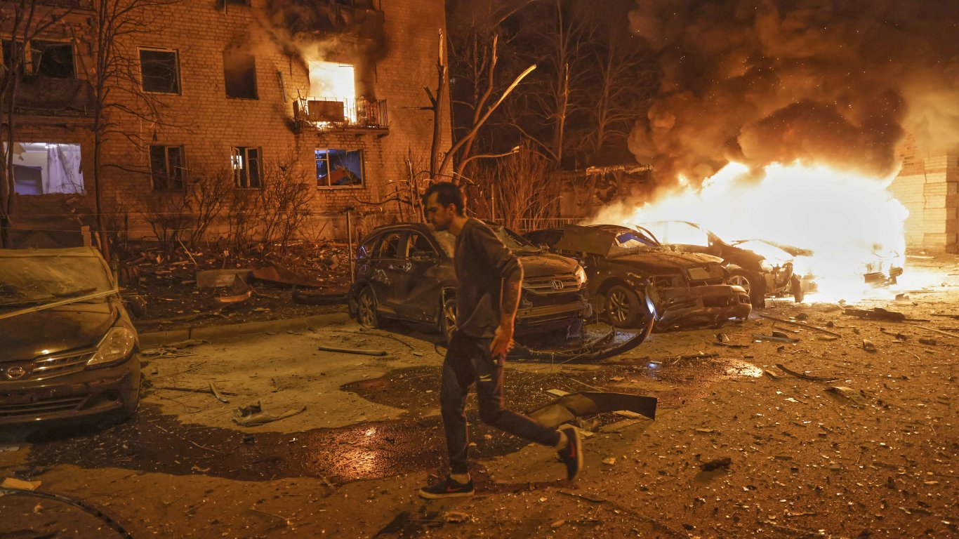 Дронове удариха жилищен блок в Харков, загинаха най-малко четирима (снимки/видео)