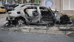 Пет коли изгоряха на паркинг в бургаския квартал "Славейков" (снимки)