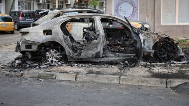 Пет коли изгоряха на паркинг в бургаския квартал "Славейков" (снимки)