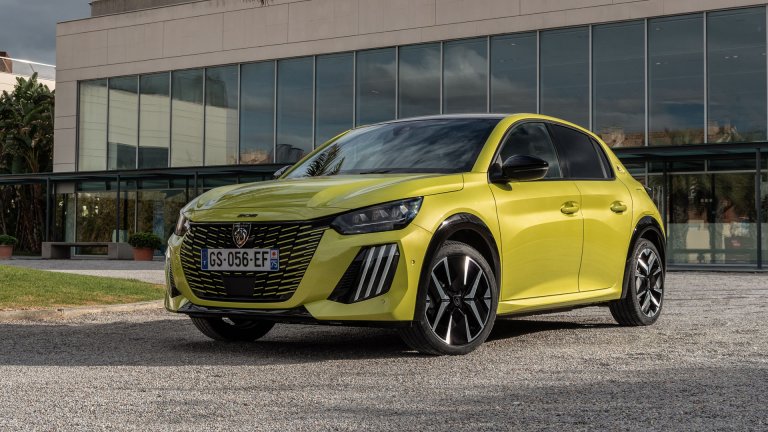 Peugeot E-208 вече ще може да изминава 433 км на ток
