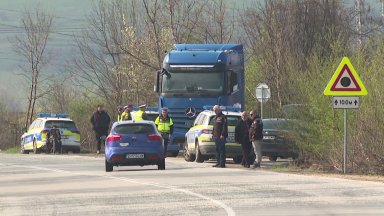 Пътят между плевенските села Телиш и Радомирци на който стана