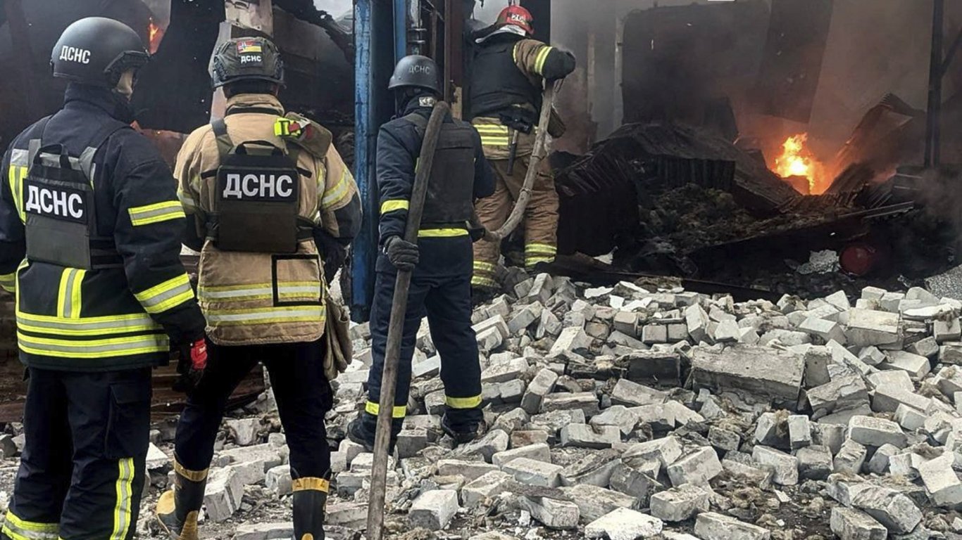 Руски удар с балистична ракета в родния град на Зеленски, десетки жертви и ранени (снимки/видео)