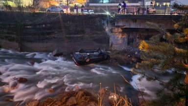 Пет момчета пътували в лек автомобил паднаха от подпорна стена