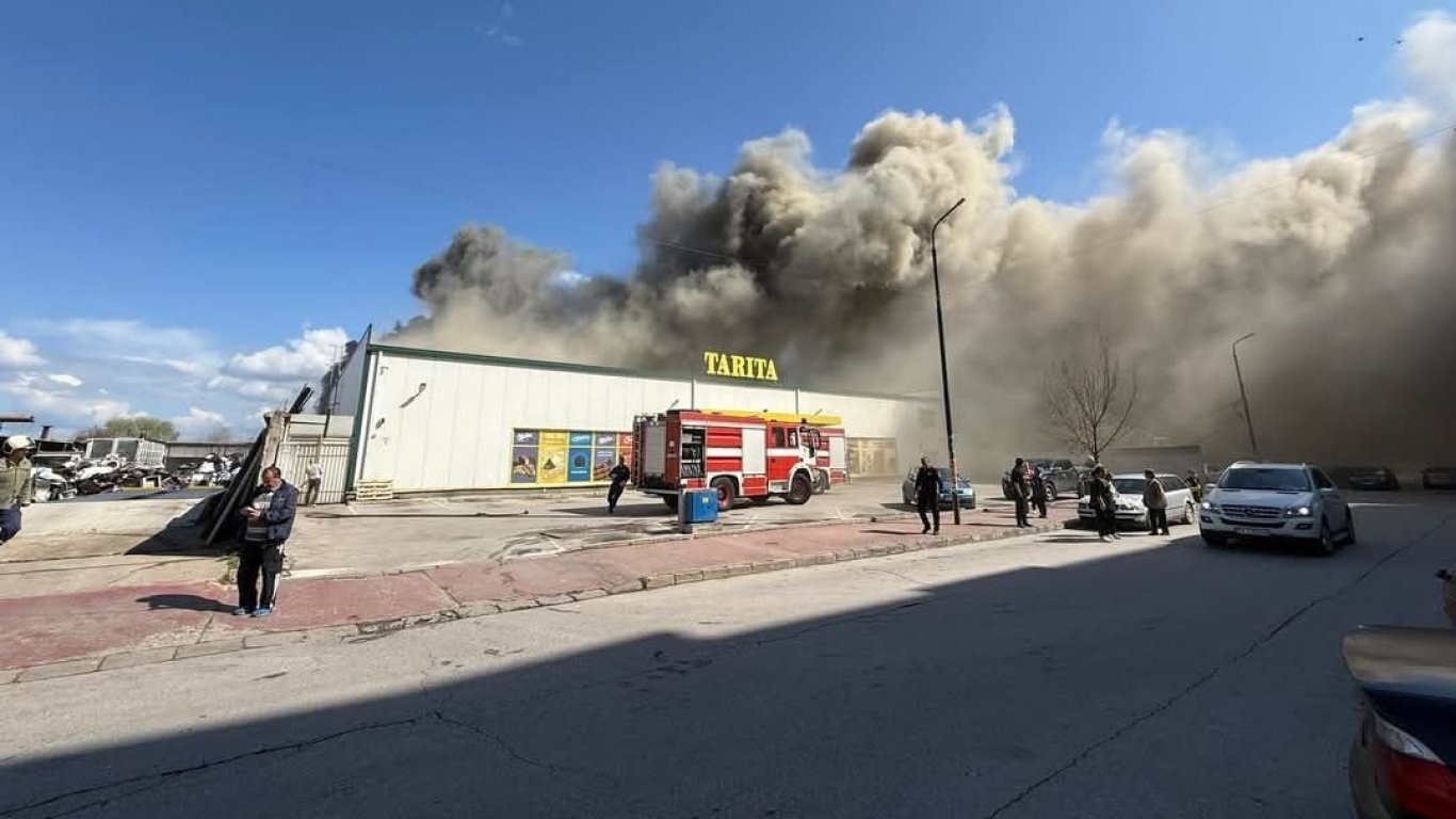 Пожар пламна в хипермаркет в Пазарджик, евакуираха персонала (видео)