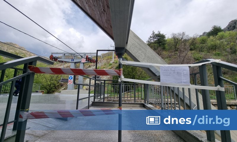 Двама души пострадаха при инцидент с лифта към местността .