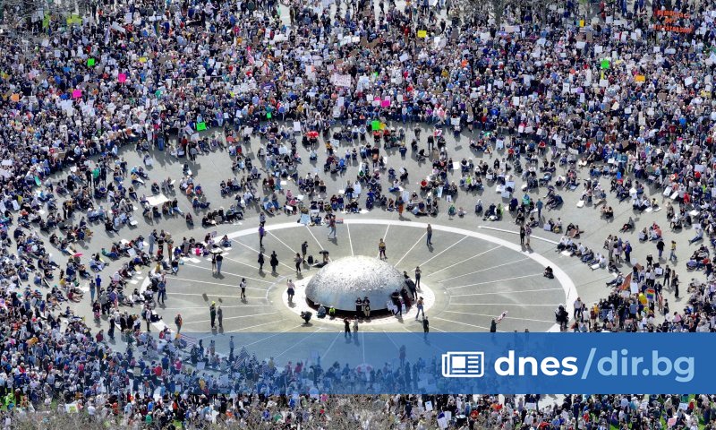 Протести под наслова Долу ръцете! срещу американския президент Доналд Тръмп