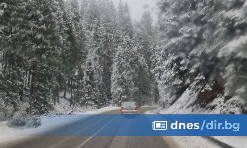 Катастрофа между три автобила е станала тази вечер на пътя