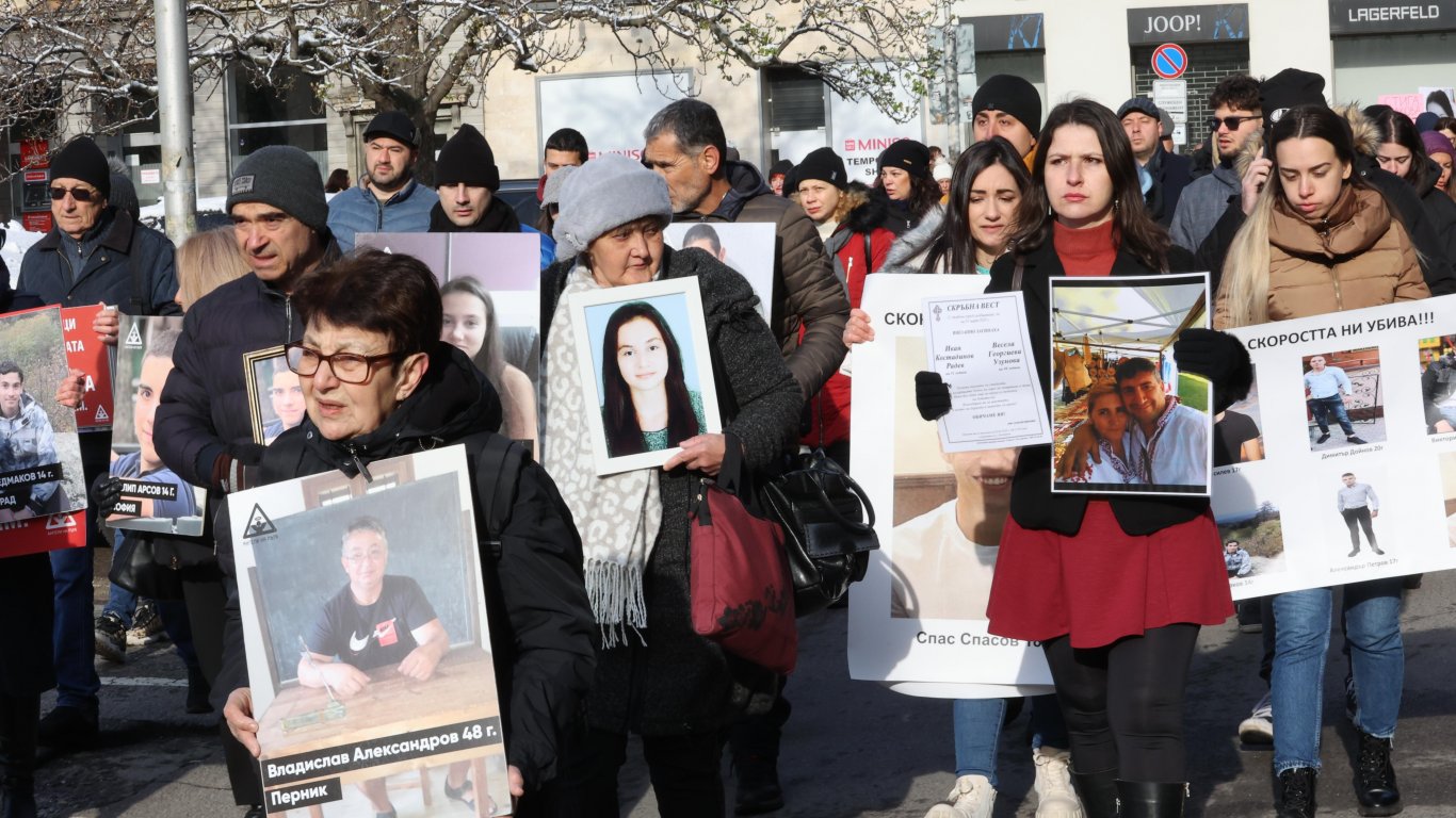 Близки на загинали по пътищата на шествие из цяла София с надежда най-сетне да бъдат чути