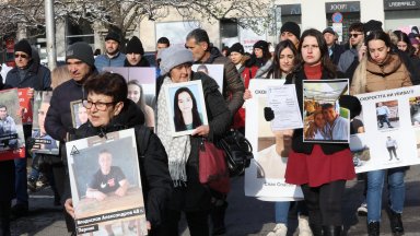 С плакати Сияна заслужава живот не тишина и искане на оставката