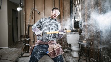 Гневен майстор изпотроши току що ремонтиран апартамент във Велико Търново заради неуредени