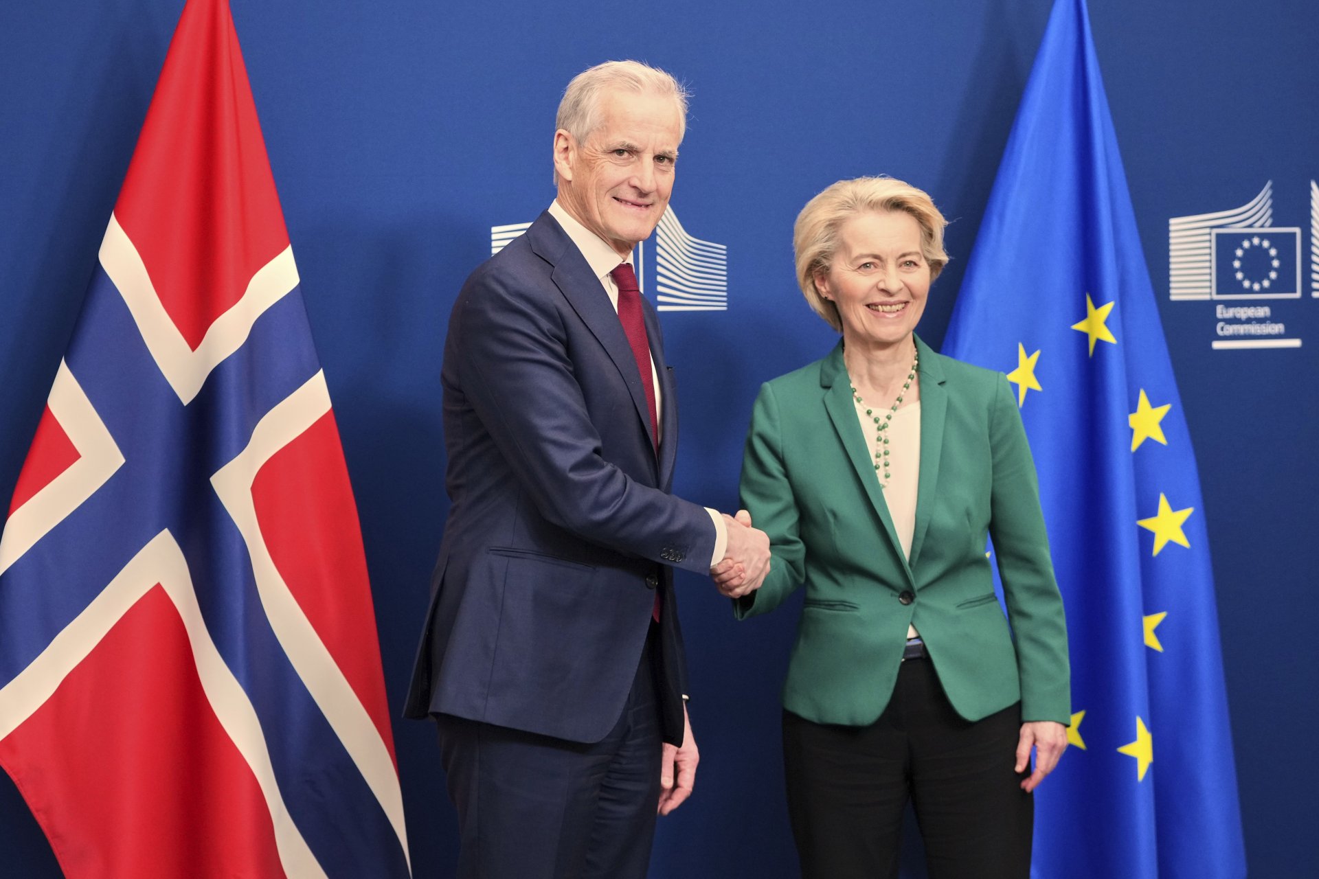 Председателят на ЕК Урсула фон дер Лайен (вдясно) и премиерът на Норвегия Юнас Гар Стьоре, 7 април 2025 г.
