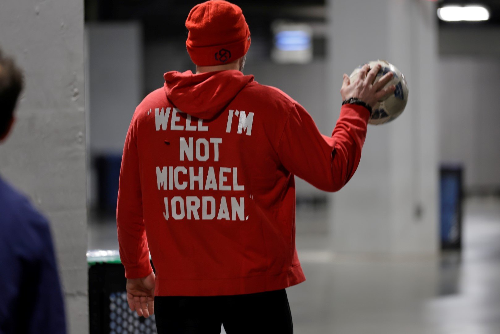 Само Овечкин може да загрява преди мача, в който се чака да счупи рекорда, със суичър: