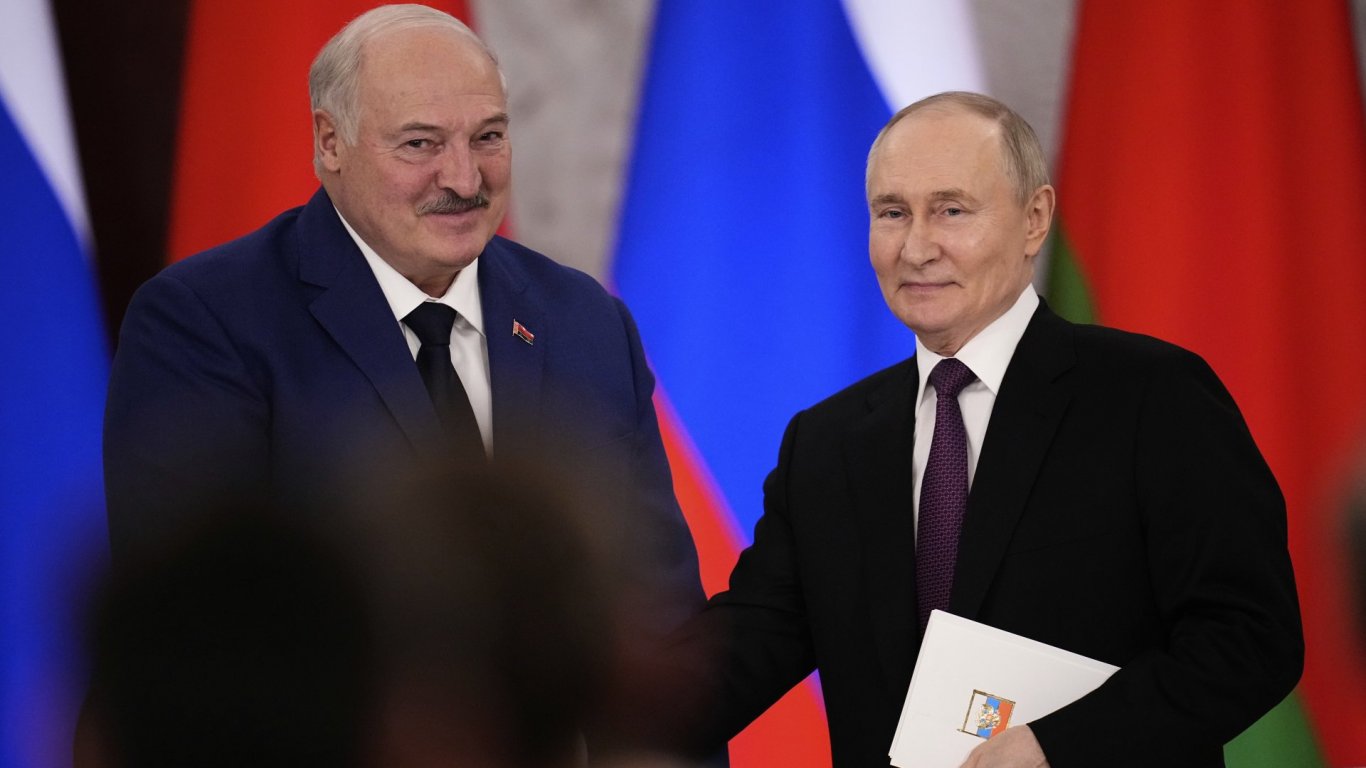 Френският президент Макрон призова Лукашенко да не въвлича Беларус в конфликта в Украйна