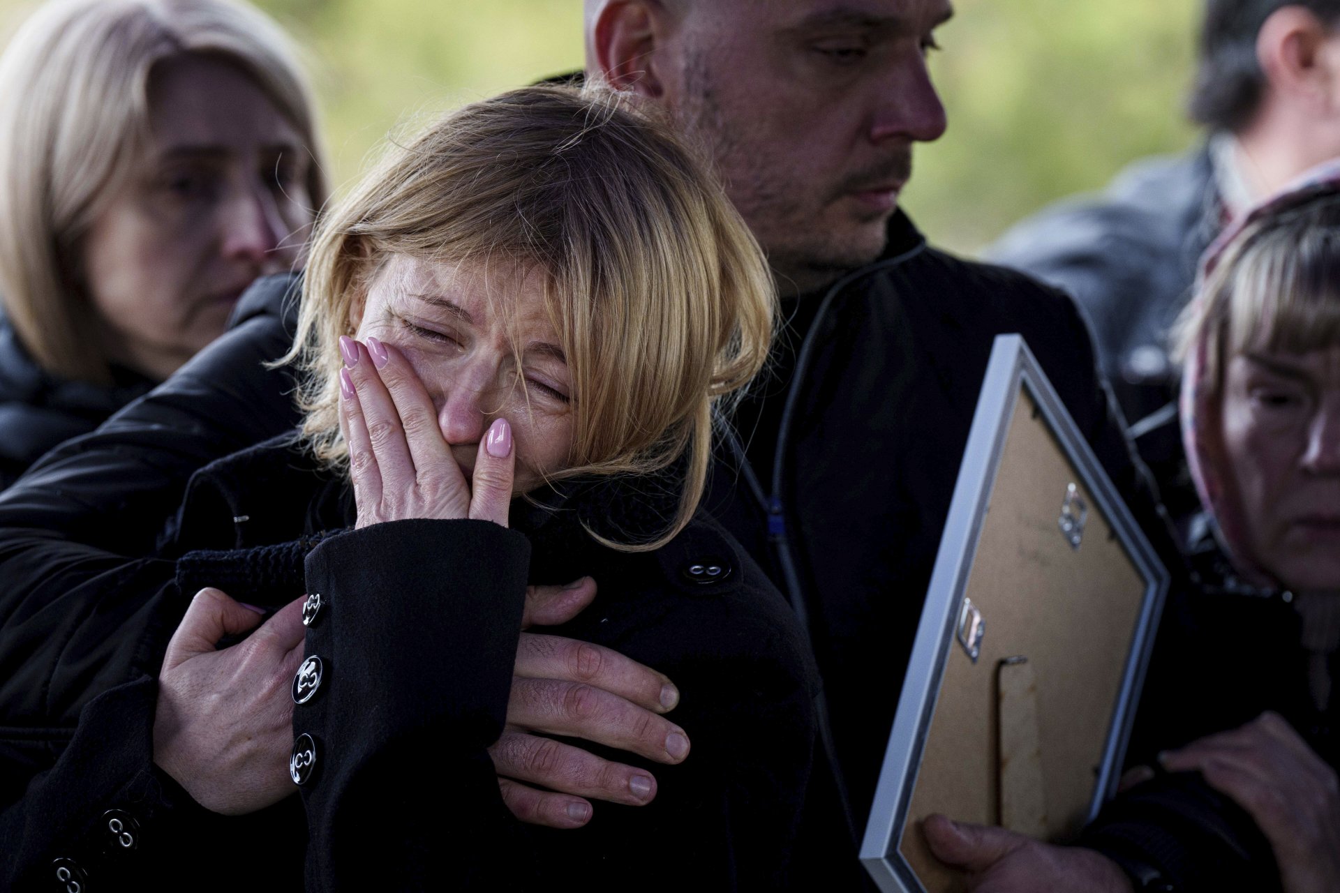 Майката на 15-годишно момче, убито при руския ракетен удар по Кривой рог, плаче на погребението на сина си, 7 април 2025 г.